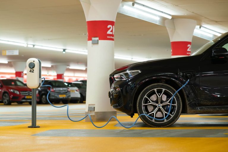 Europas största parkeringshus för elbilar